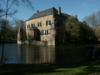 [A photo of 
Kasteel Erenstein that is too dark]